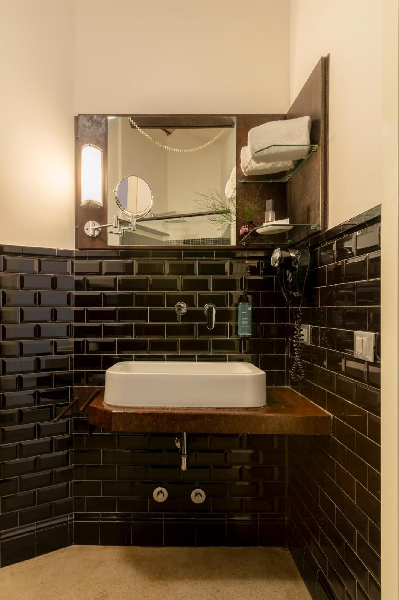 Design Standard Double or Twin Room High Window